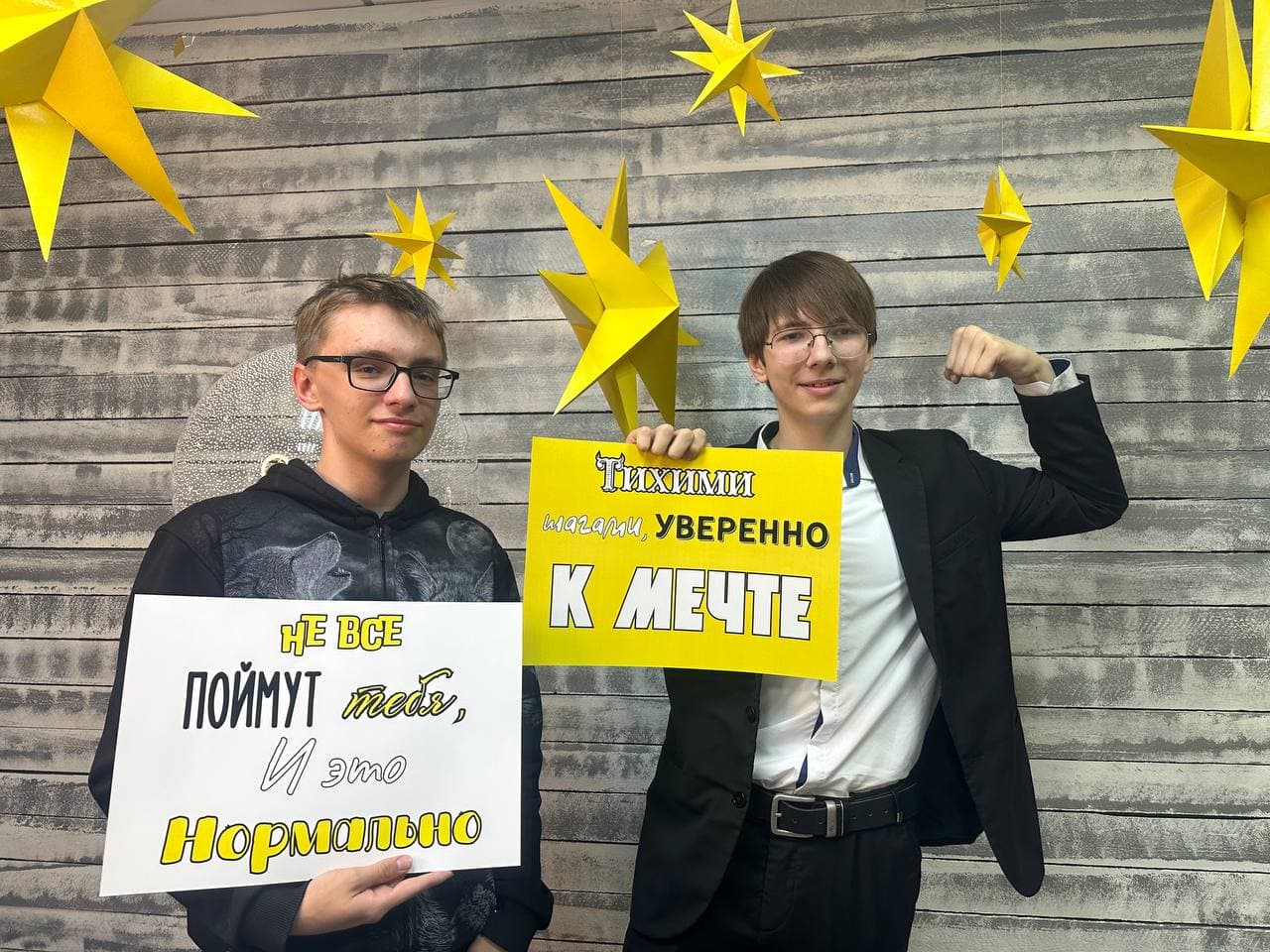 Преподаватель «Перезагрузки» объясняет тему у доски